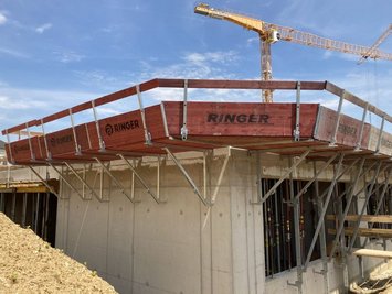 Schalungs- und Gerüstsysteme von Ringer GmbH im Einsatz auf einer Baustelle