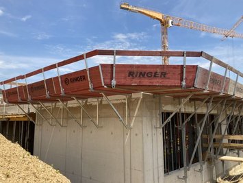 Schalungs- und Gerüstsysteme von Ringer GmbH im Einsatz auf einer Baustelle