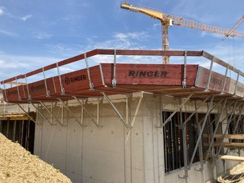 Schalungs- und Gerüstsysteme von Ringer GmbH im Einsatz auf einer Baustelle