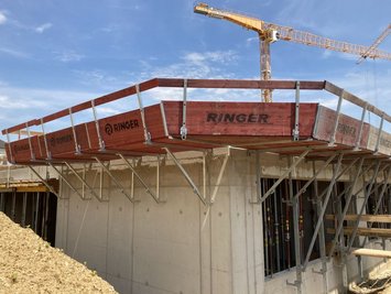Schalungs- und Gerüstsysteme von Ringer GmbH im Einsatz auf einer Baustelle