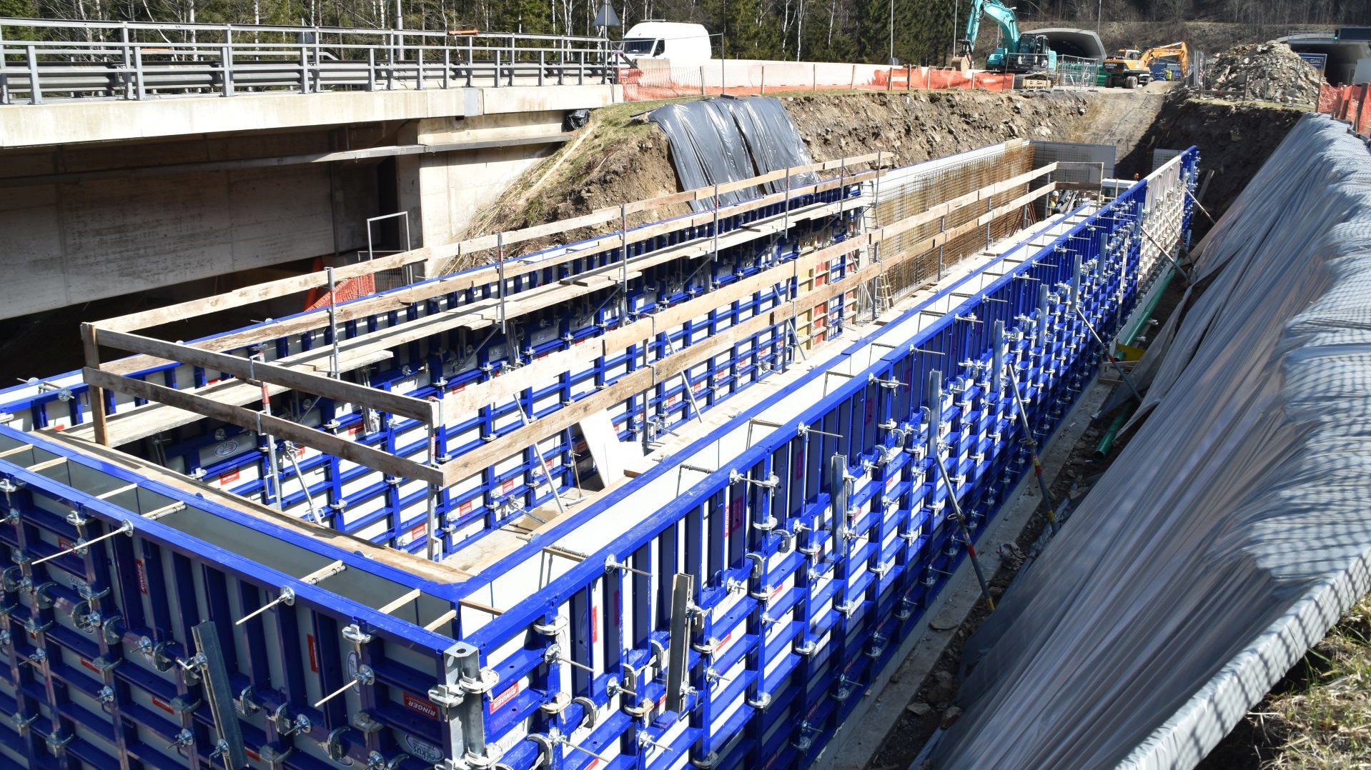 gewässerschutzbecken packsattel von ringer gerüste und schalungen 