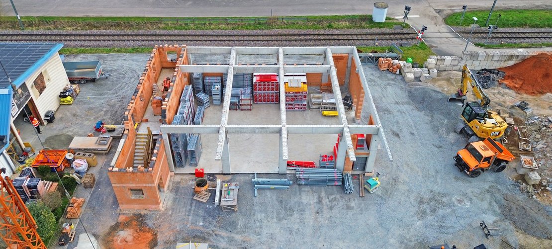 Firmenhalle von Tschulique