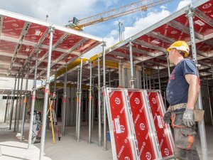 AluDEK Deckenschalung Montage vom Boden