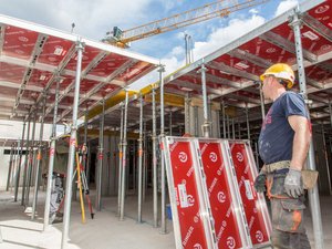 AluDEK Deckenschalung Montage vom Boden