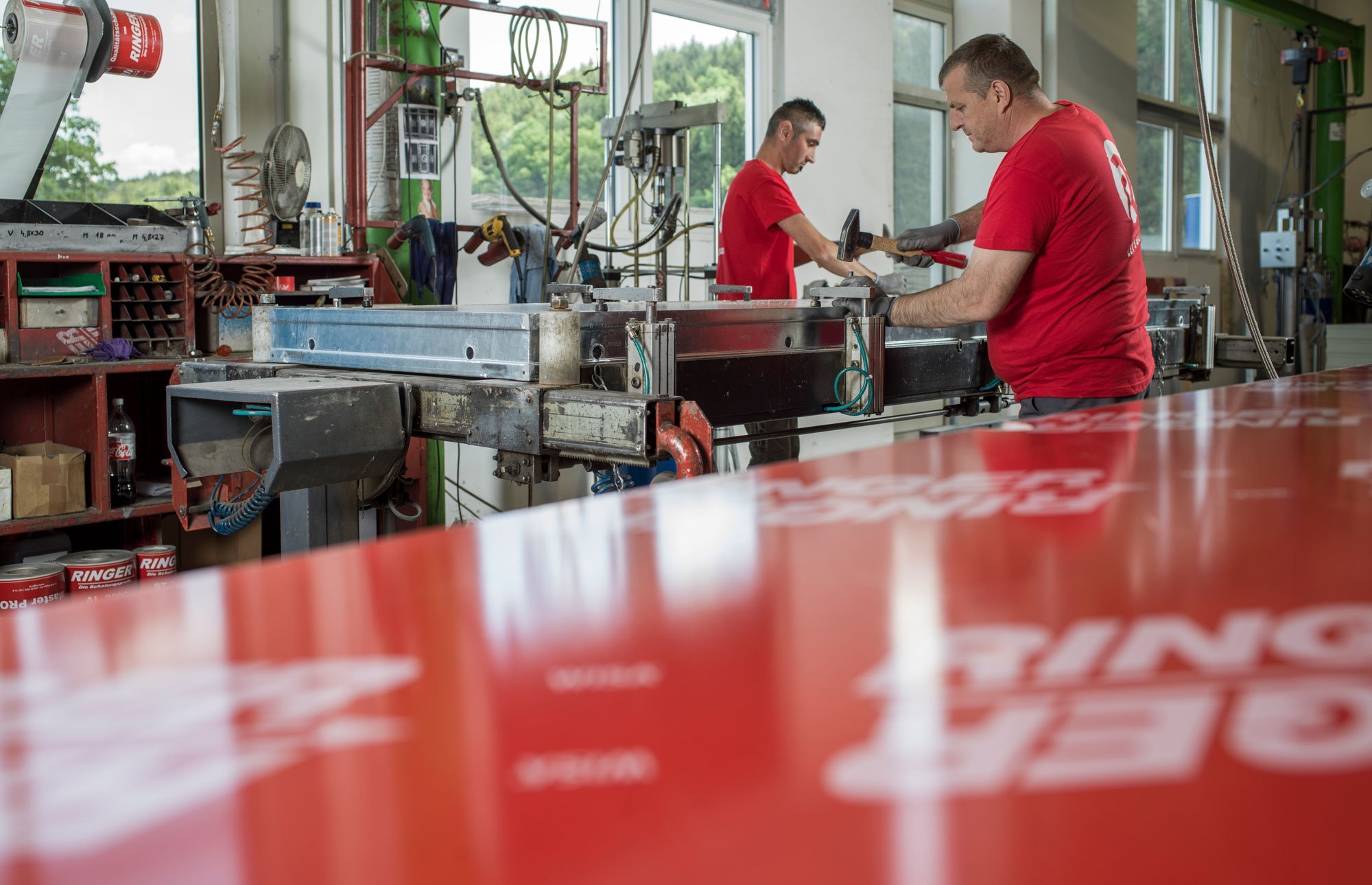 Ringer Mitarbeiter bei Produktion