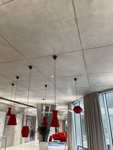 AluDEK Elemente schaffen durch quadratischen Raster klares Fugenbild