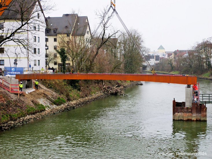 Brückenträger wird auf neuen Pfeiler gesetzt