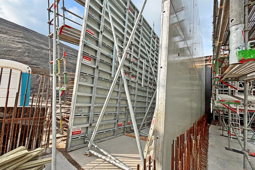 Master PRO mit Richtstützen bei Skihalle in Bottrop