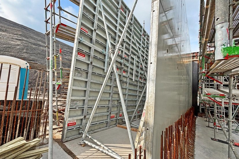 Master PRO mit Richtstützen bei Skihalle in Bottrop