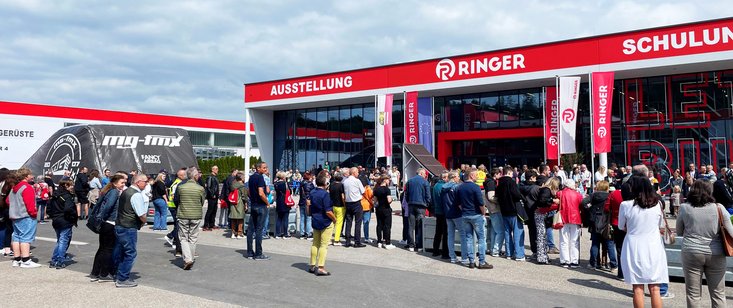 Besucher vor Ausstellungshalle - 80 Jahre RINGER Firmenjubiläum