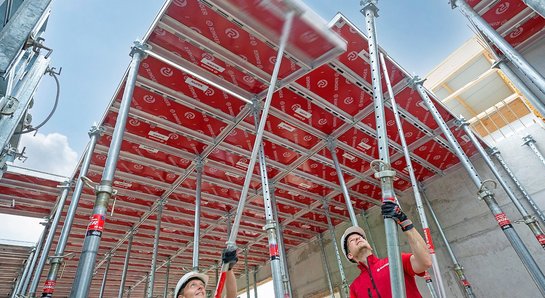 deckenschalen für deckenschalung mit arbeitern von ringer gerüst und schalung 