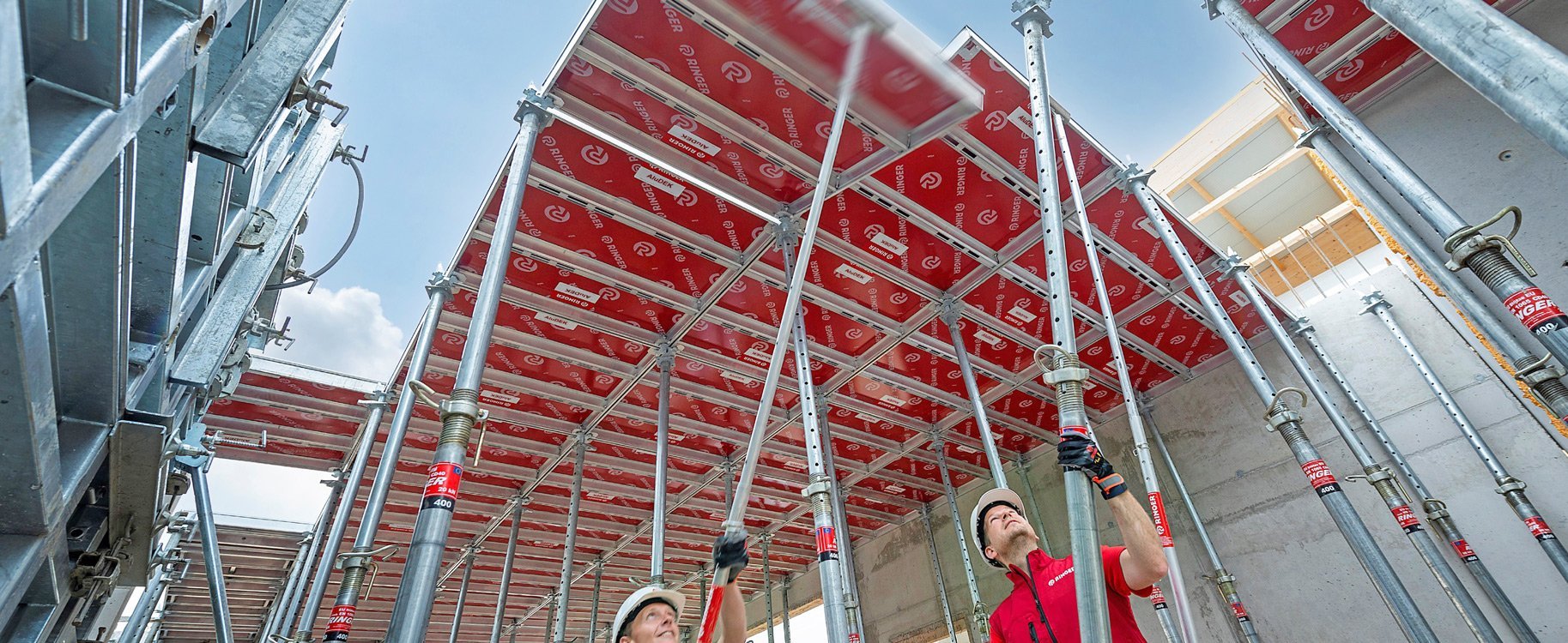 deckenschalen für deckenschalung mit arbeitern von ringer gerüst und schalung 