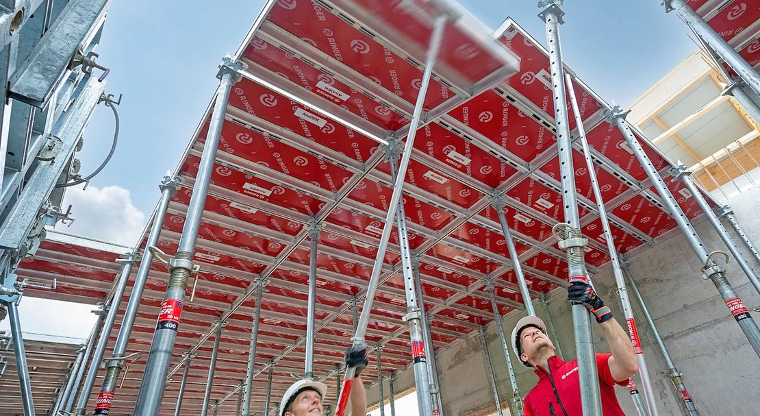 deckenschalen für deckenschalung mit arbeitern von ringer gerüst und schalung 