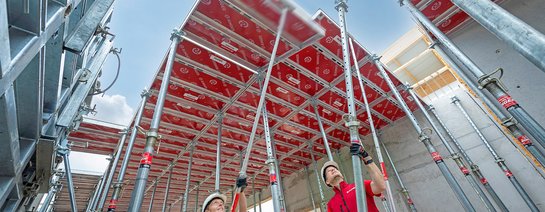 deckenschalen für deckenschalung mit arbeitern von ringer gerüst und schalung 