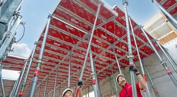 deckenschalen für deckenschalung mit arbeitern von ringer gerüst und schalung 