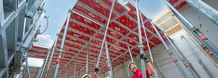 deckenschalen für deckenschalung mit arbeitern von ringer gerüst und schalung 