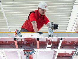 Arbeiter mit DEKplus der Deckentisch von RINGER