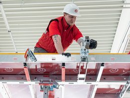 Arbeiter mit DEKplus der Deckentisch von RINGER