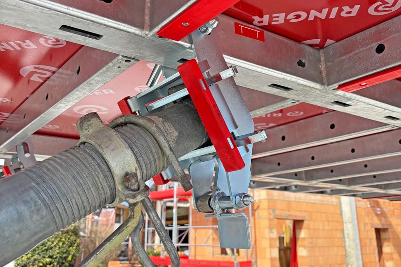 Deckenstütze wird am DEKplus Deckentisch befestigt