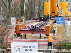 Brückenträger wird auf neuen Pfeiler gesetzt