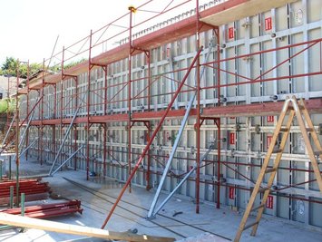 Zuverlässige Gerüst- und Schalungslösungen von Ringer GmbH im Einsatz auf einer Baustelle