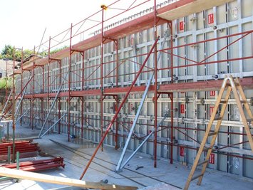 Zuverlässige Gerüst- und Schalungslösungen von Ringer GmbH im Einsatz auf einer Baustelle