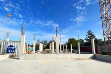 Betonierte Säulen beim Rohbau MIPA SE