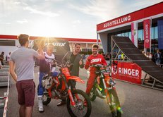 Moto Cross Fahrer - 80 Jahre RINGER Firmenjubiläum