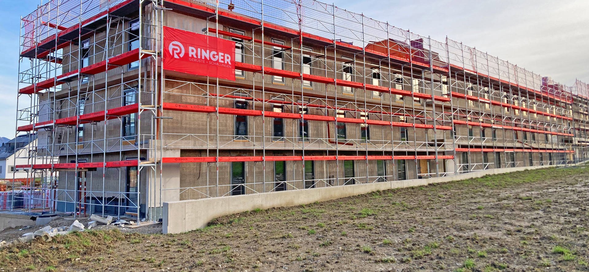 Doppelgeländer Gerüst bei Wohnbau in Mondsee