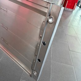 Verschweißte Ösen der Vollalubühne