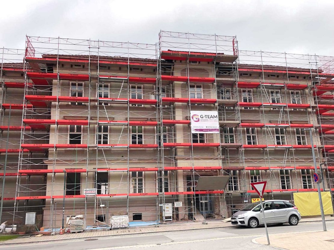 Doppelgeländer-Gerüst mit Dachfanggerüst