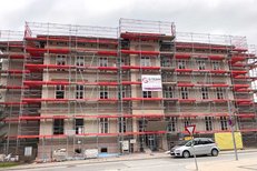 Double guardrail scaffolding with Sloping-rooftop fall barrier