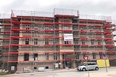 Double guardrail scaffolding with Sloping-rooftop fall barrier