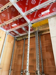 Ausgleich mit AluDEK Auflageschiene und Schaltafel