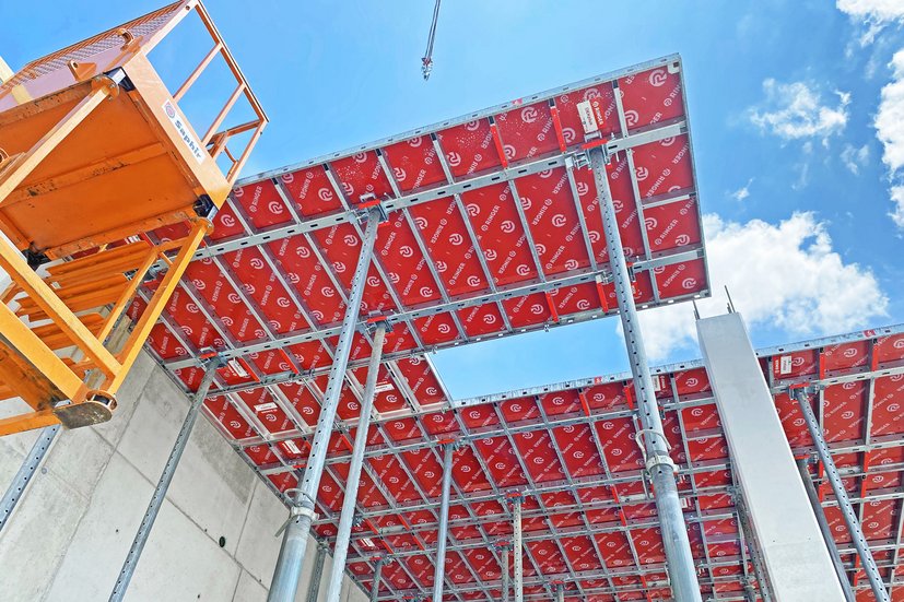 Recess in the ceiling formwork around the column