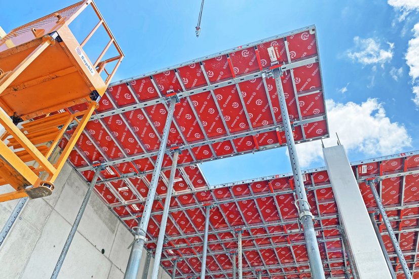 Recess in the ceiling formwork around the column