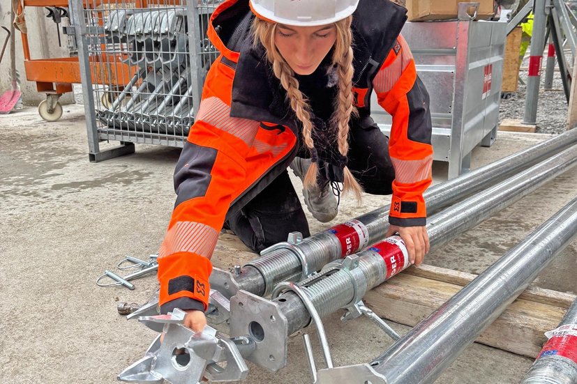 Julia Schäfer with floor props