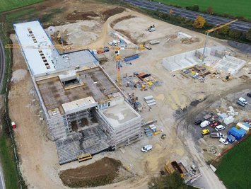 Luftaufnahme einer Großbaustelle bei der Deckenschalungen von Ringer GmbH zum Einsatz kommen