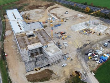 Luftaufnahme einer Großbaustelle bei der Deckenschalungen von Ringer GmbH zum Einsatz kommen