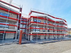 Doppelgeländer Gerüst perfekt angepasst an Gebäudegeometrie