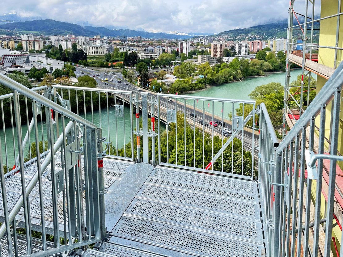 42 m high scaffolding tower