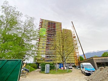 Gesamtansicht Wohnhaus Innsbruck mit Schnellbaugerüst und Treppenturm Public