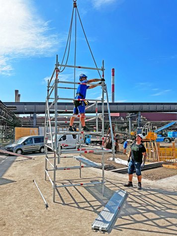 Aufbau tiefhängender Treppentürme aus Modulgerüst