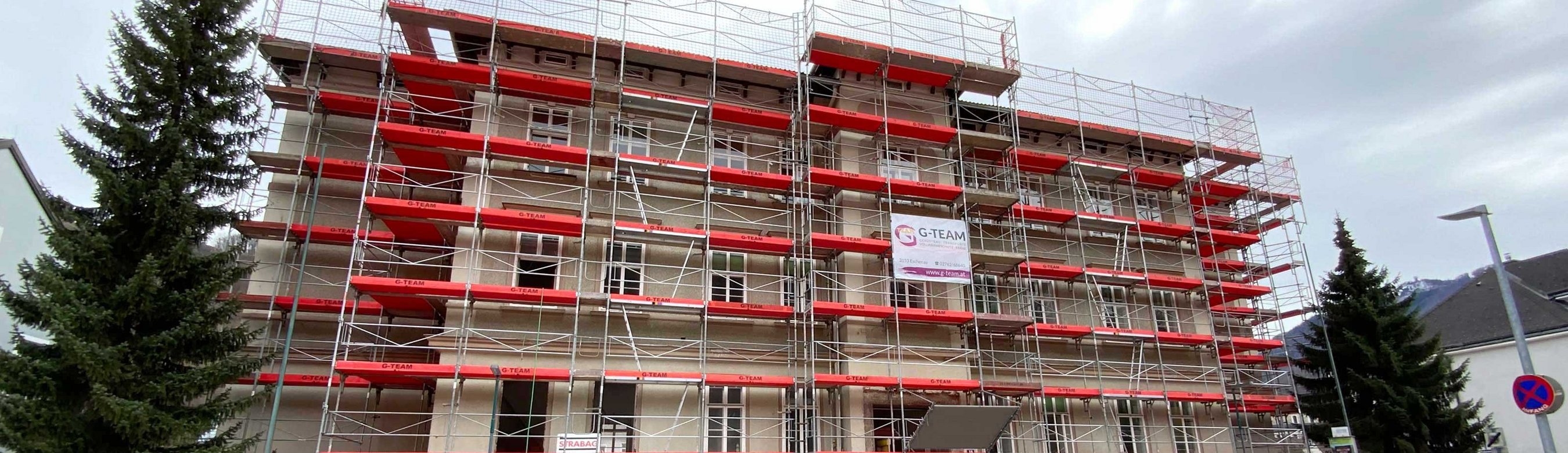 Doppelgeländer-Gerüst mit Dachfanggerüst