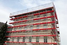 Doppelgeländer-Gerüst mit Dachfanggerüst