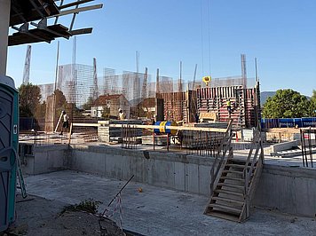 Gradbišče Večstanovanjskega objekta DC208 (betonska konstrukcija in armatura) Izvedba armiranobetonske konstrukcije na gradbišču DC208 z vidno armaturo in opažem za betonske stene.