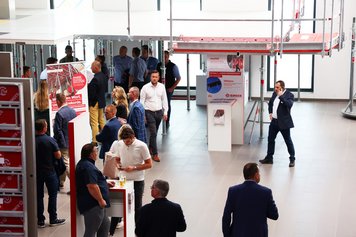 DEKplus Deckentisch im RINGER Showroom