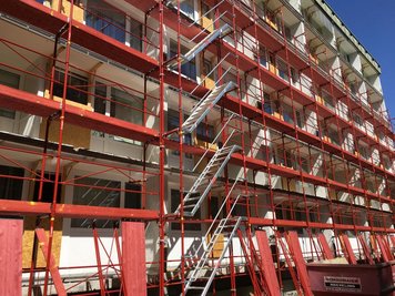 Sicheres Doppelgeländer-Gerüst von Ringer GmbH im Einsatz bei dem Ausbau des Hotels Katschberg