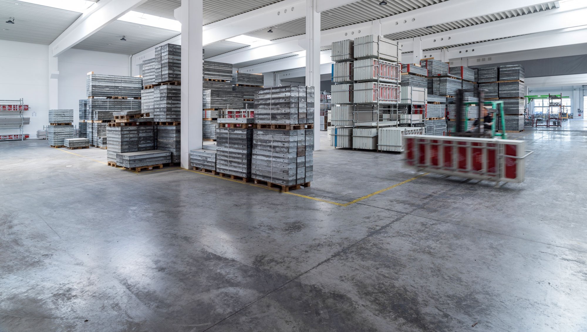 Lagerhalle mit Stapler