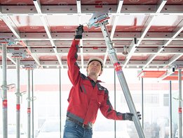 Arbeiter bei der Montage vom Deckentisch - DEKplus von RINGER